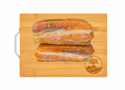 Кусок грудинки морской форели холодного копчения