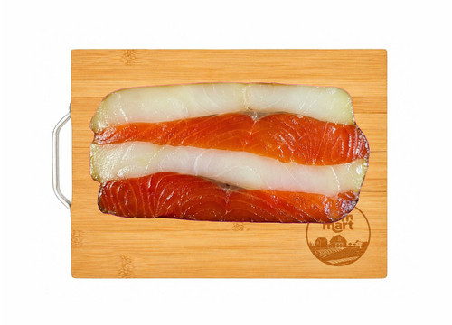 Кусок рулета из нерки и эсколара холодного копчения